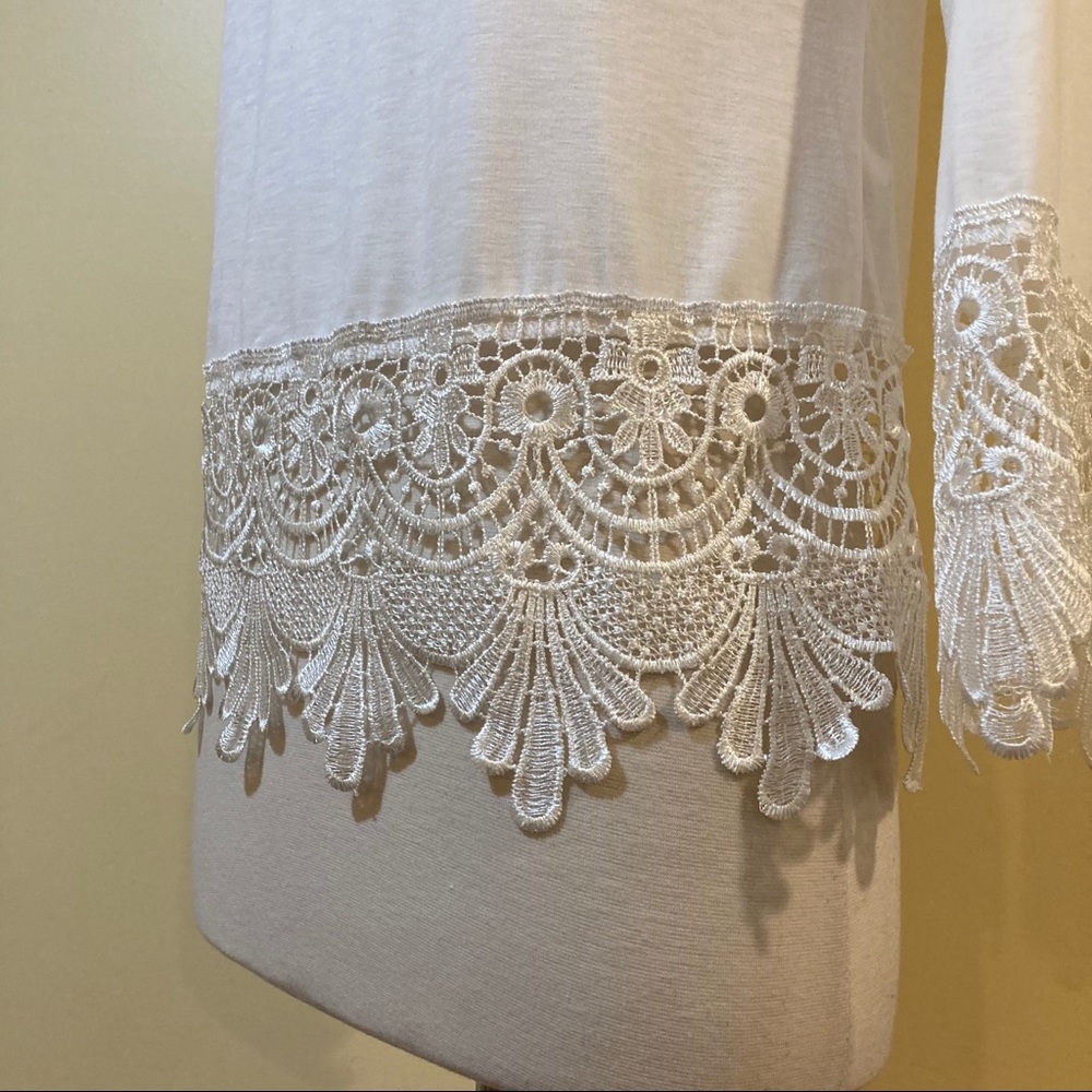 Floral Lace Hem and Cuffs Scoop Neck Cropped Top - Picture 2 of 3